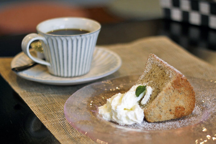 シフォンケーキとコーヒーのセット
