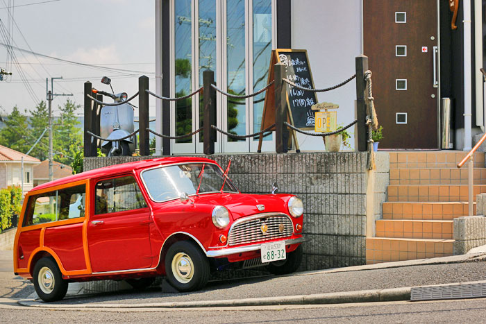 赤いミニと落ち着いた壁の色が印象的なお店