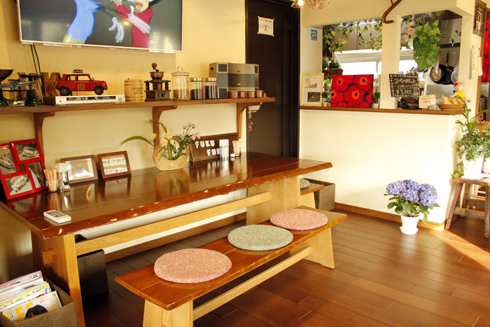 目の前に雑貨が沢山置いてある３人席
